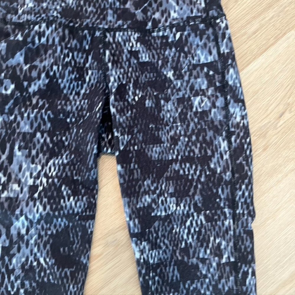 ** Athleta Chaturanga High Rise Black/Gray Cobra Snake Print Leggings XS - Picture 4 of 10
